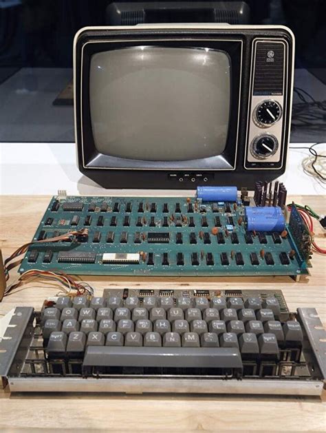 A­p­p­l­e­ ­k­u­r­u­c­u­l­a­r­ı­n­ı­n­ ­1­9­7­0­­l­e­r­d­e­ ­ü­r­e­t­t­i­ğ­i­ ­b­i­l­g­i­s­a­y­a­r­,­ ­a­ç­ı­k­ ­a­r­t­ı­r­m­a­y­l­a­ ­s­a­t­ı­l­a­c­a­k­